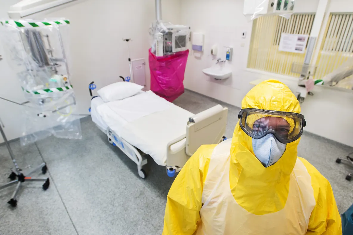 Congo raportează peste 1.500 de cazuri confirmate de Ebola. OMS testează două tratamente împotriva unei tulpini rare