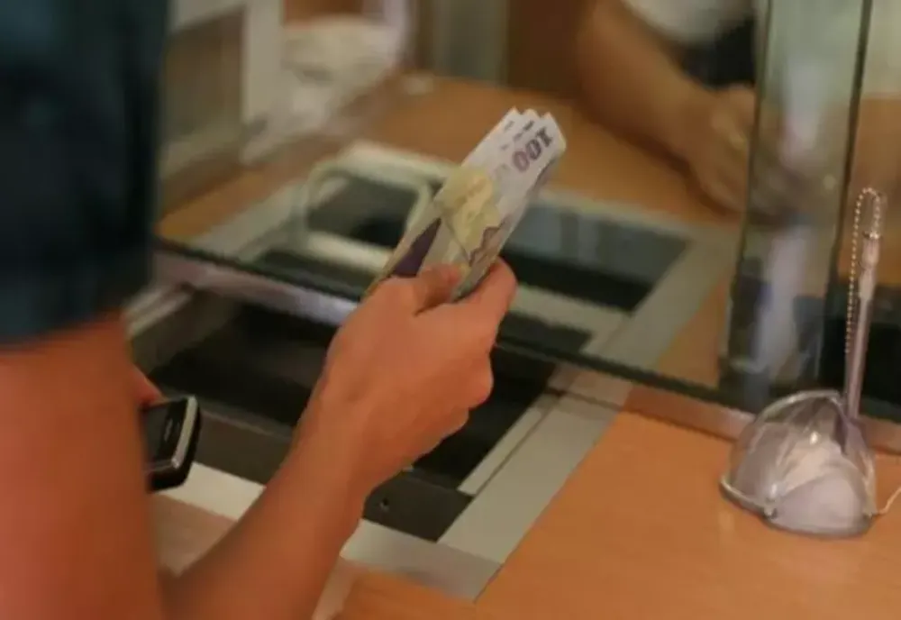 De ce depun românii mai mulți bani în bănci? Este un semnal că se tem de viitor?