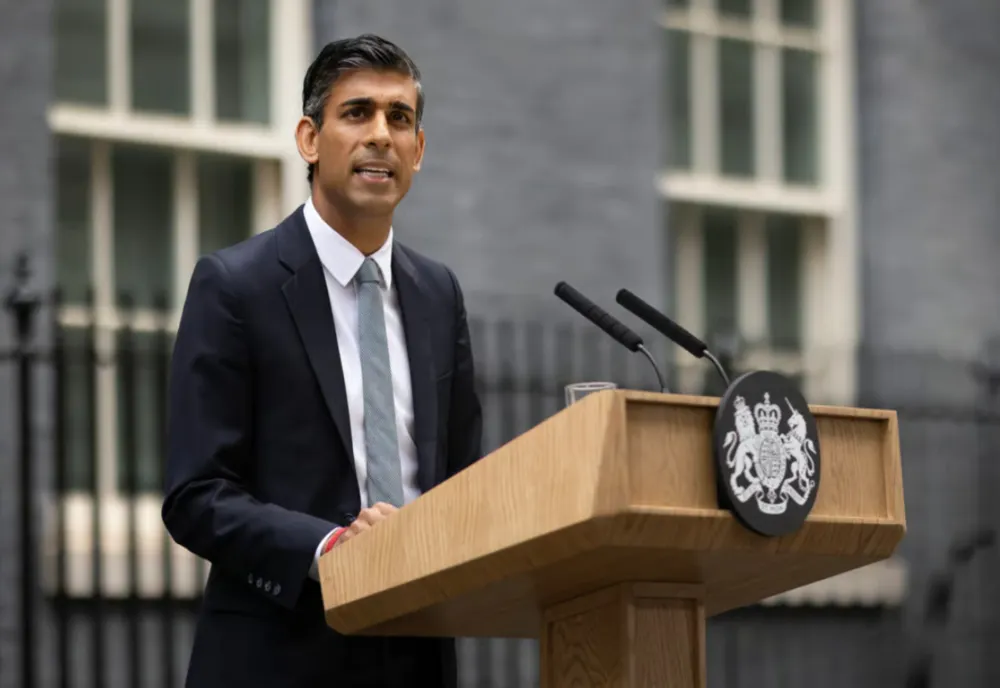 Premierul Marii Britanii anunță că va reintroduce serviciul militar obligatoriu
