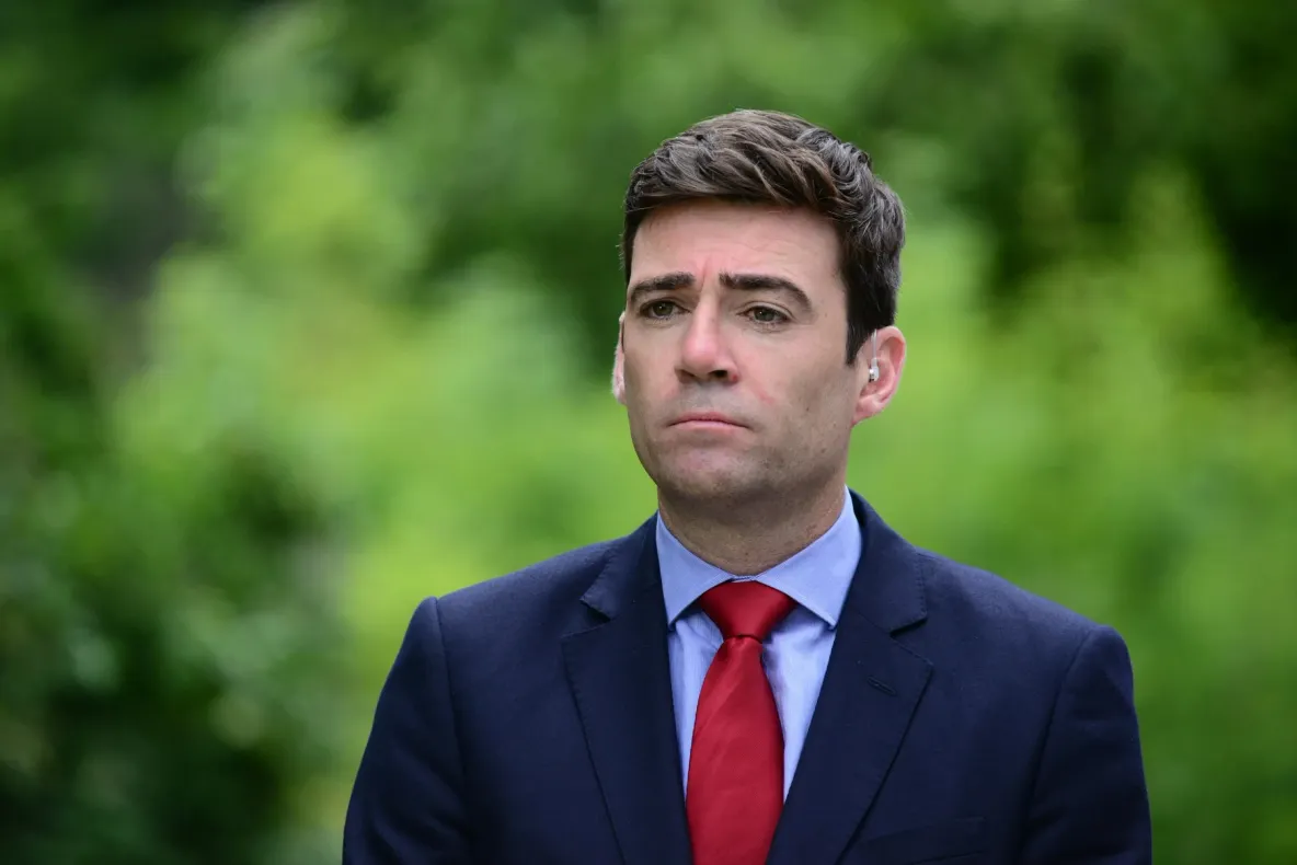 Premierul britanic Andy Burnham merge în Ucraina. Londra sprijină producția de rachete cu rază lungă