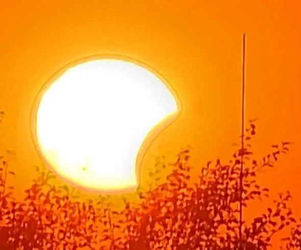 Milioane de oameni au privit spre cer: cum s-a văzut eclipsa de Soare în Europa