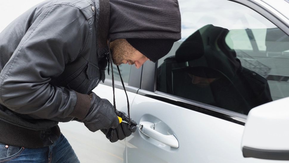 Cuplu de români, cercetat în Spania după ce și-a furat propria mașină