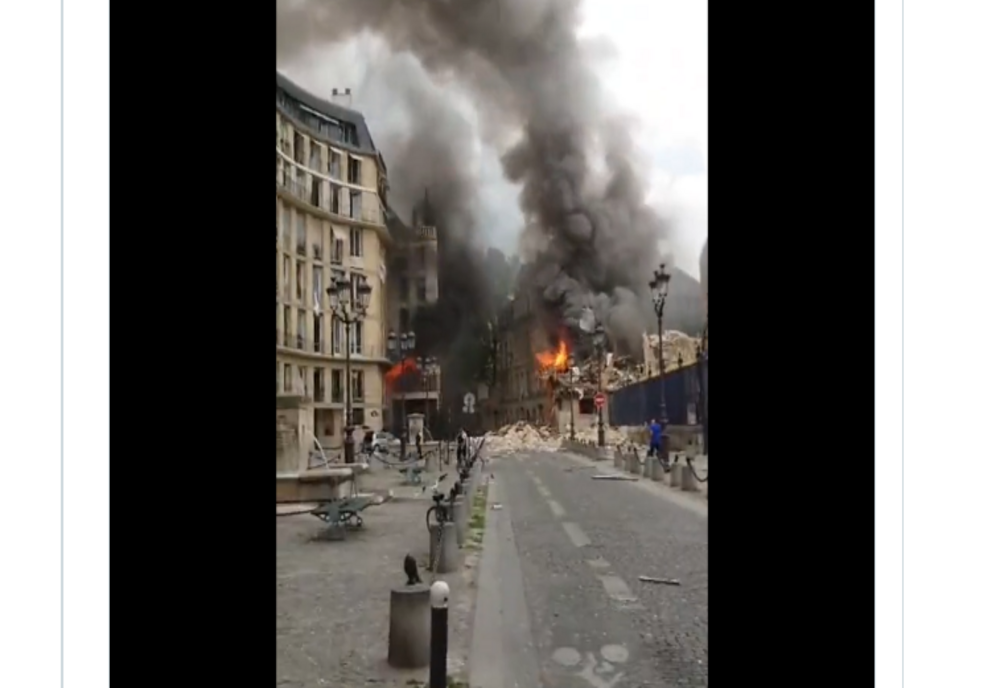Explozie puternică la Paris, urmată de incendiu. Fațada unei clădiri s-a prăbușit