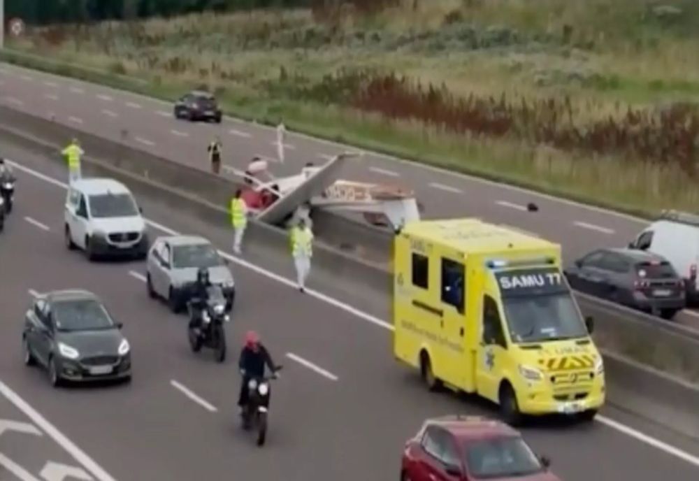 Tragedie pe o autostradă în Franța. Un avion de mici dimensiuni s-a prăbușit pe o autostradă