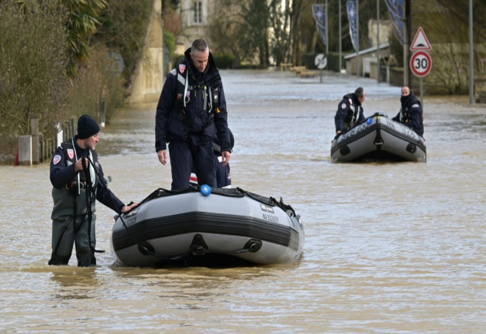 CRIZĂ ÎN VESTUL FRANȚEI: INUNDAȚIILE AFECTEAZĂ MII DE PERSOANE DUPĂ TRECEREA DEPRESIUNII HERMINIA: „SUNTEȚI FOARTE ÎNGRIJORAȚI”