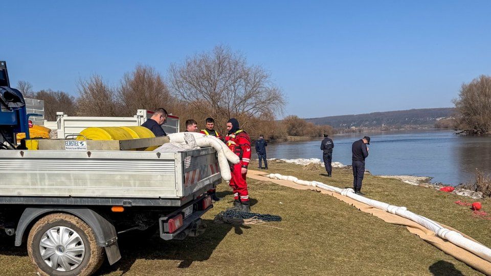 Republica Moldova: Nivel galben de alertă, după ce Nistrul a fost poluat cu o substanță petrolieră