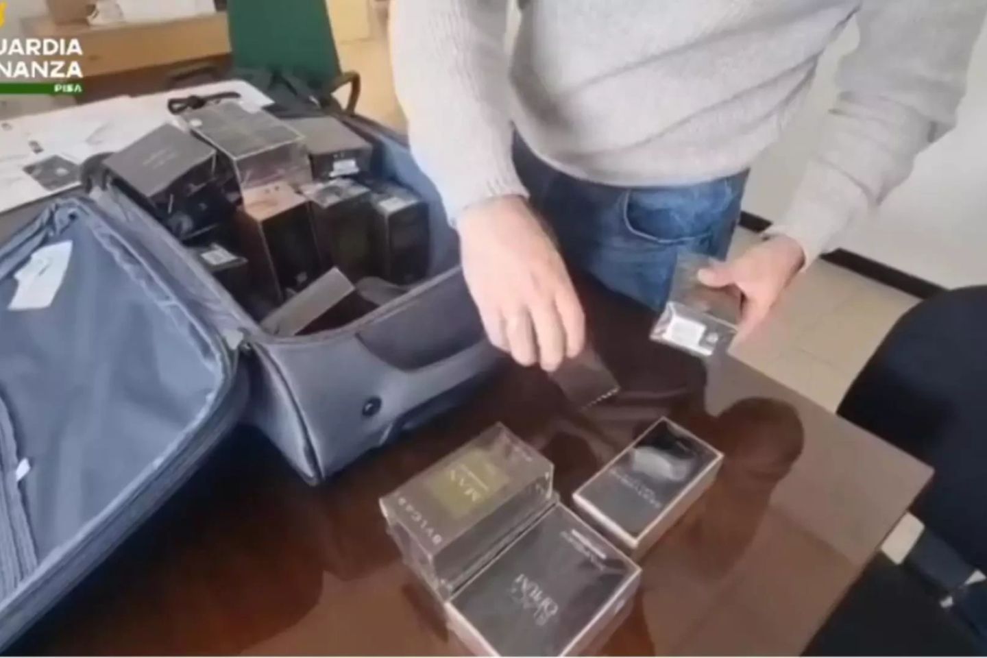 Trei români, arestați în Italia după ce cumpărau bilete de avion ieftine doar pentru a fura din duty-free