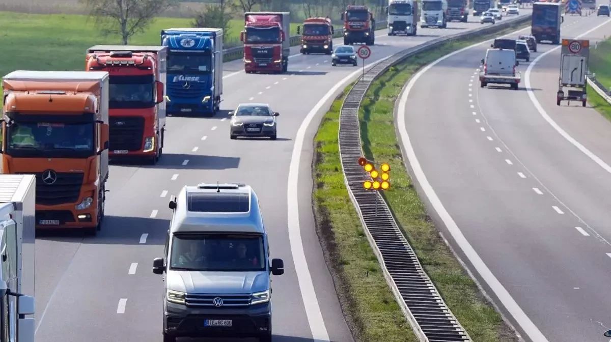 Șofer român de TIR, prins în lenjerie intimă și băut la volan pe contrasens, în Austria. Ce i-au făcut polițiștii