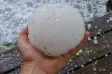Furtună violentă în Franța: grindină de până la 7 centimetri a distrus mașinile și a acoperit străzile. Imagini șocante FOTO&VIDEO