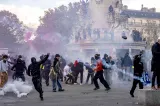 Studenți blochează accesul în Muzeul Luvru în contextul protestelor din Franța