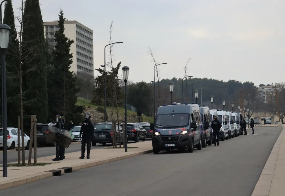 RESTRICȚII DE CIRCULAȚIE PENTRU TINERI, ÎN ORAȘUL NÎMES, PE FONDUL VIOLENȚELOR LEGATE DE DROGURI