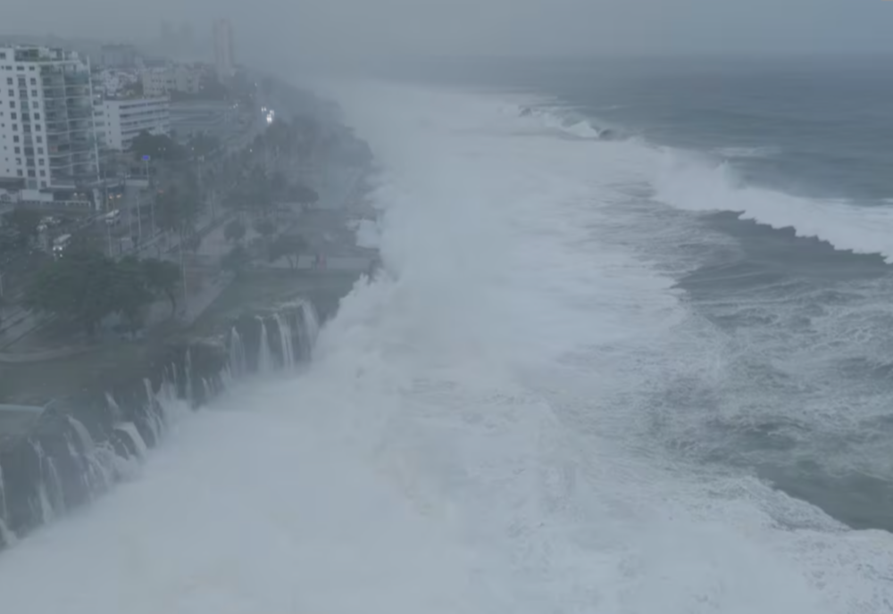 Uraganul Beryl își continuă cursul distructiv către Mexic după ce a lovit Jamaica