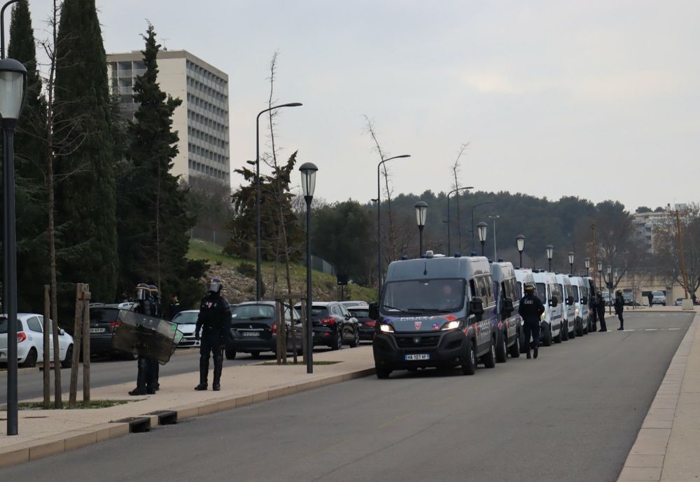 RESTRICȚII DE CIRCULAȚIE PENTRU TINERI, ÎN ORAȘUL NÎMES, PE FONDUL VIOLENȚELOR LEGATE DE DROGURI 