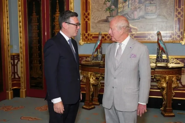 Andy Burnham, numit premier al Regatului Unit de regele Charles al III-lea. Noul lider laburist formează Guvernul 