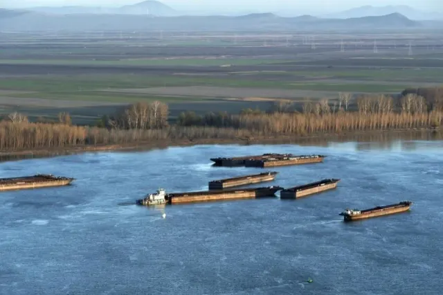 Ungaria va scufunda două barje în Dunăre pentru a menţine în funcţiune centrala nucleară Paks