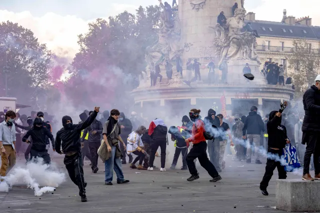Studenți blochează accesul în Muzeul Luvru în contextul protestelor din Franța